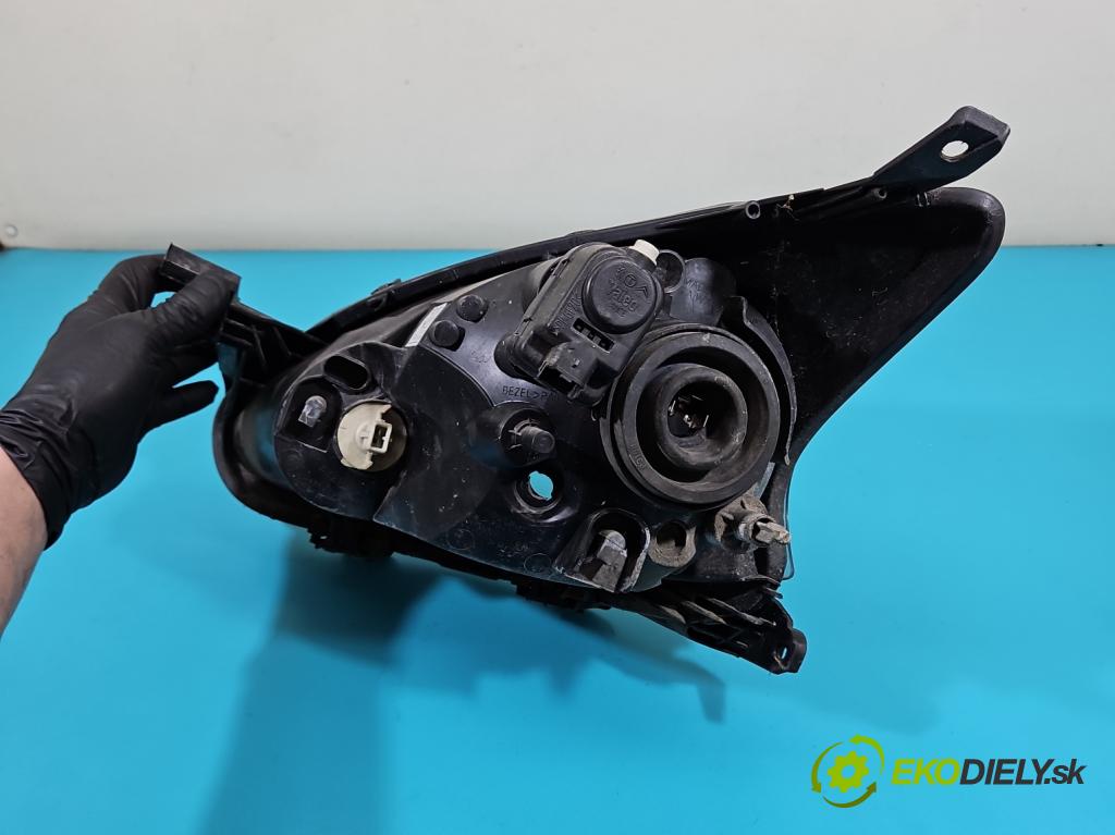 Toyota Aygo 2005-2014 1.0 VVTi 68 HP manual 50 kW 998 cm3 5- Reflektor: pravý  (Svetlo predné pravé)