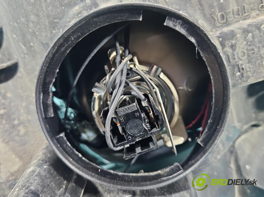 Ford Fiesta Mk6 2002-2008 1.4 16V 80 HP manual 59 kW 1388 cm3 5- Reflektor: pravý  (Svetlo predné pravé)