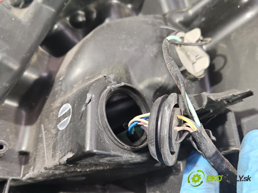 Suzuki SX4 S-Cross 2013-2021 1.4 T 140 HP automatic 103 kW 1373 cm3 5- Reflektor: pravý  (Svetlo predné pravé)