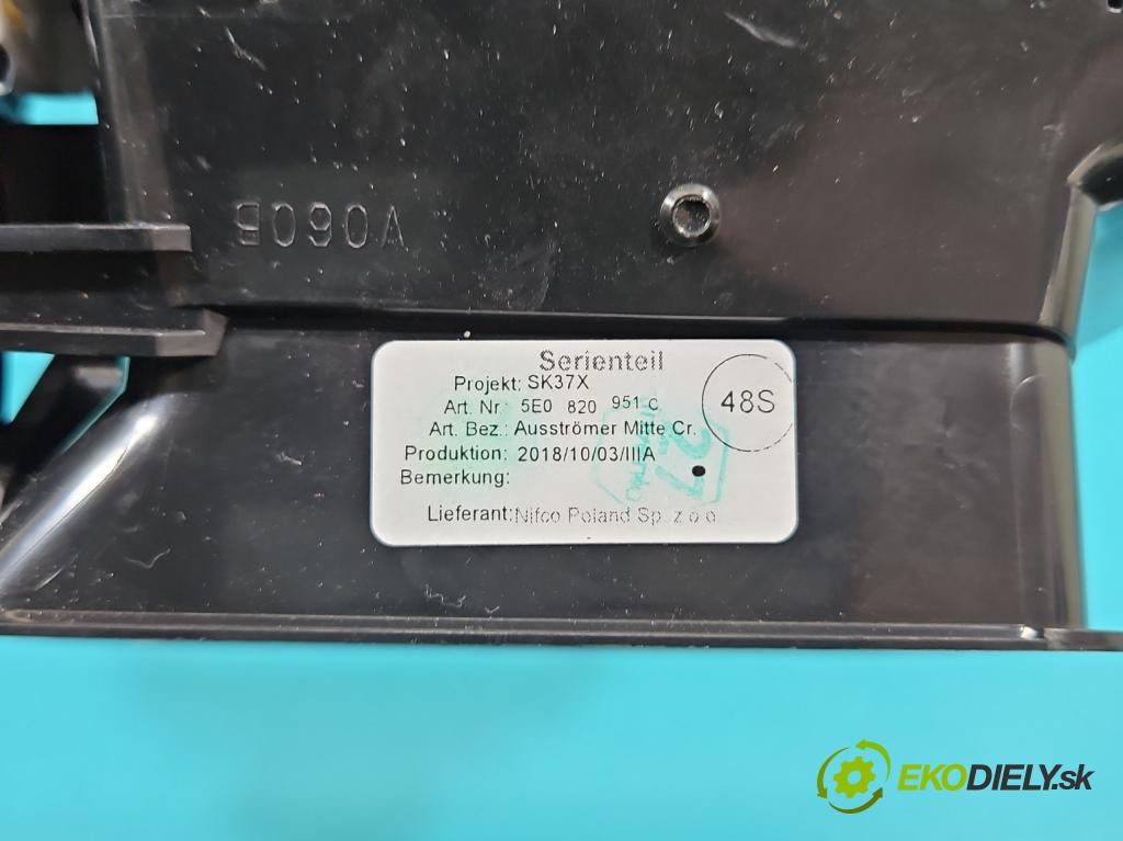 Skoda Octavia III 2013- 2.0 TSI 190 HP automatic 140 kW 1984 cm3 5- Mřížka: kúrenia stredová 5E0820951C (Mriežka kúrenia (fukár))