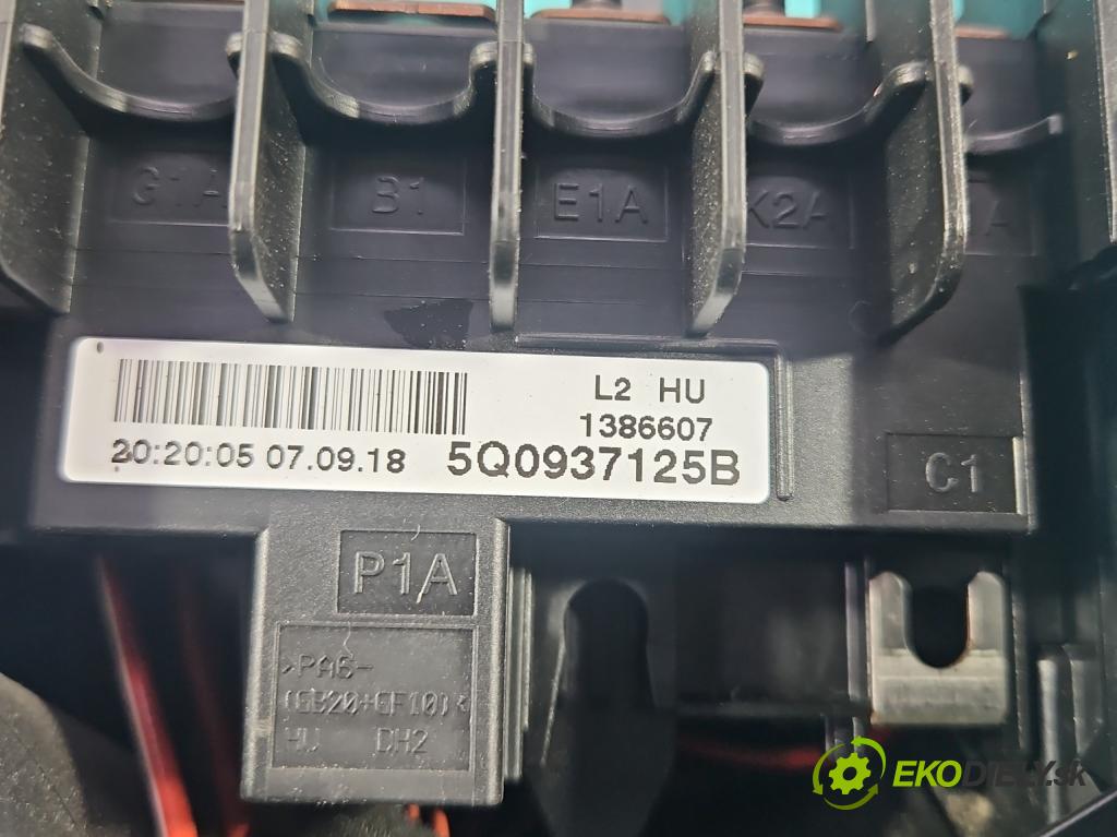 Skoda Octavia III 2013- 2.0 TSI 190 HP automatic 140 kW 1984 cm3 5- skrinka poistka 5Q0937125B (Poistková skrinka)