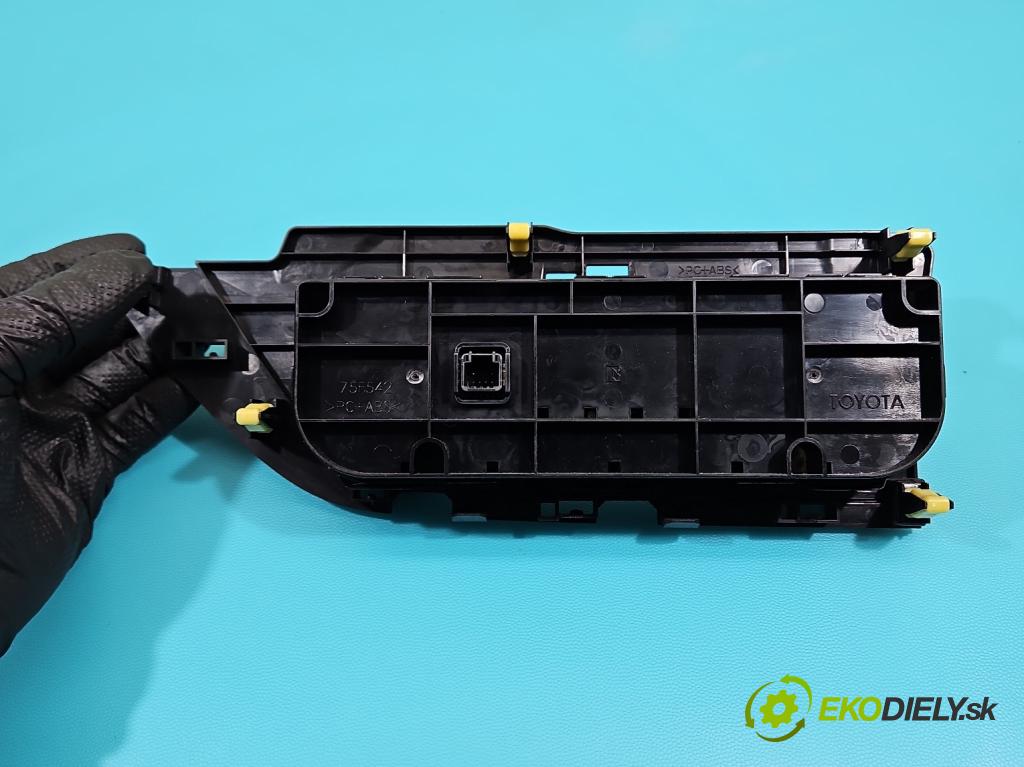 Toyota Auris II 2012-2018 1.6 16V 132 HP manual 97 kW 1598 cm3 5- panel kúrenia 75F542