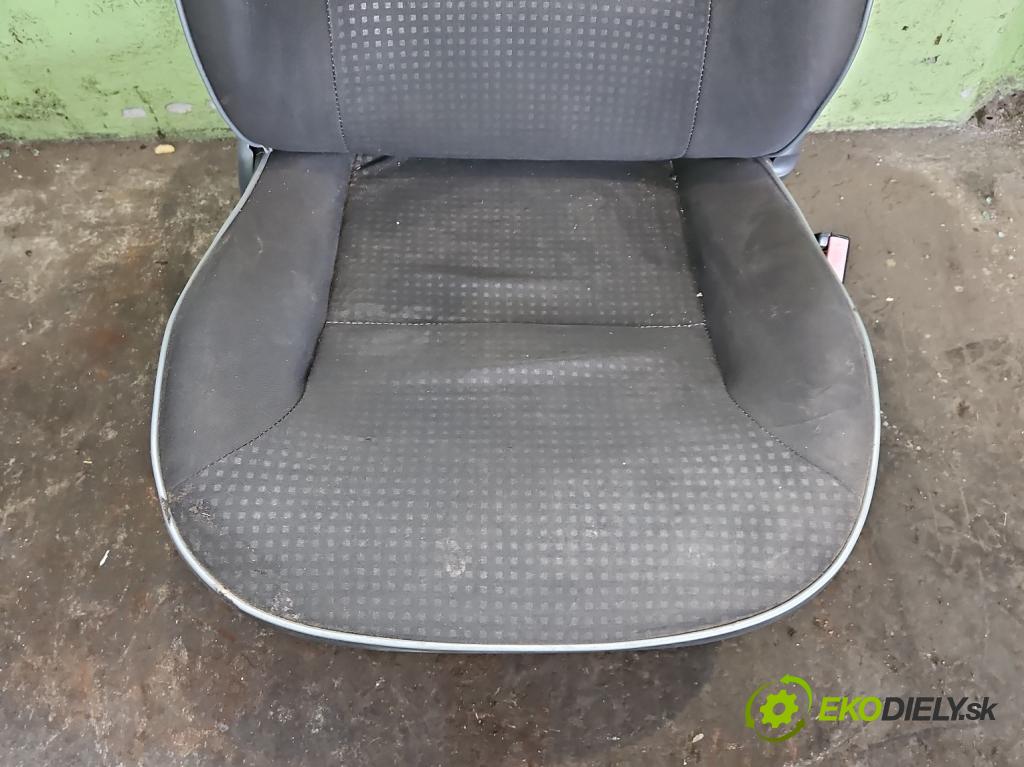 Peugeot Partner I 1996-2008 1.6 16V 109 HP manual 80 kW 1587 cm3 5- Sedačka pravý  (Sedadlo)