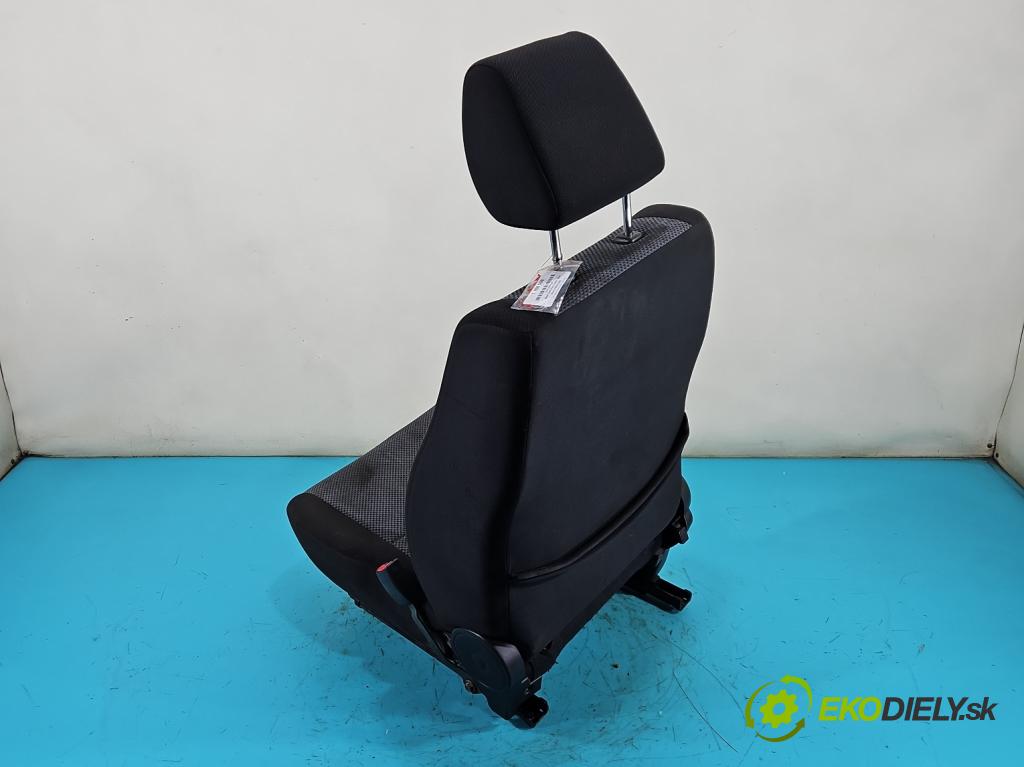 Suzuki Grand Vitara II 2005-2014 1.6 16V 106 HP manual 78 kW 1586 cm3 3- Sedačka pravý  (Sedadlo)