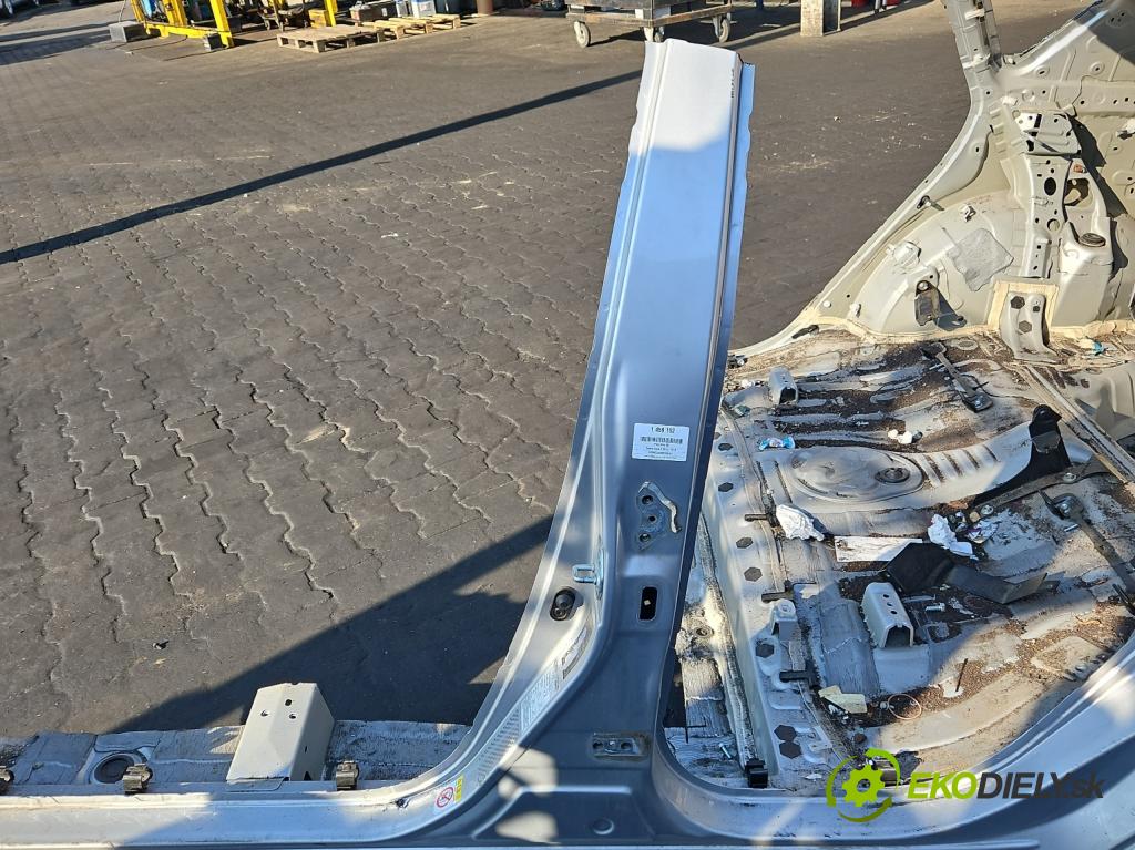 Toyota Auris II 2012-2018 1.6 16V 132 hp manual 97 kW 1598 cm3 5- práh levý  (Karoserie ostatní)