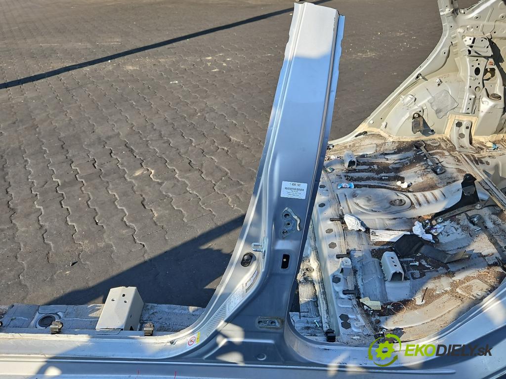 Toyota Auris II 2012-2018 1.6 16V 132 hp manual 97 kW 1598 cm3 5- práh levý  (Karoserie ostatní)