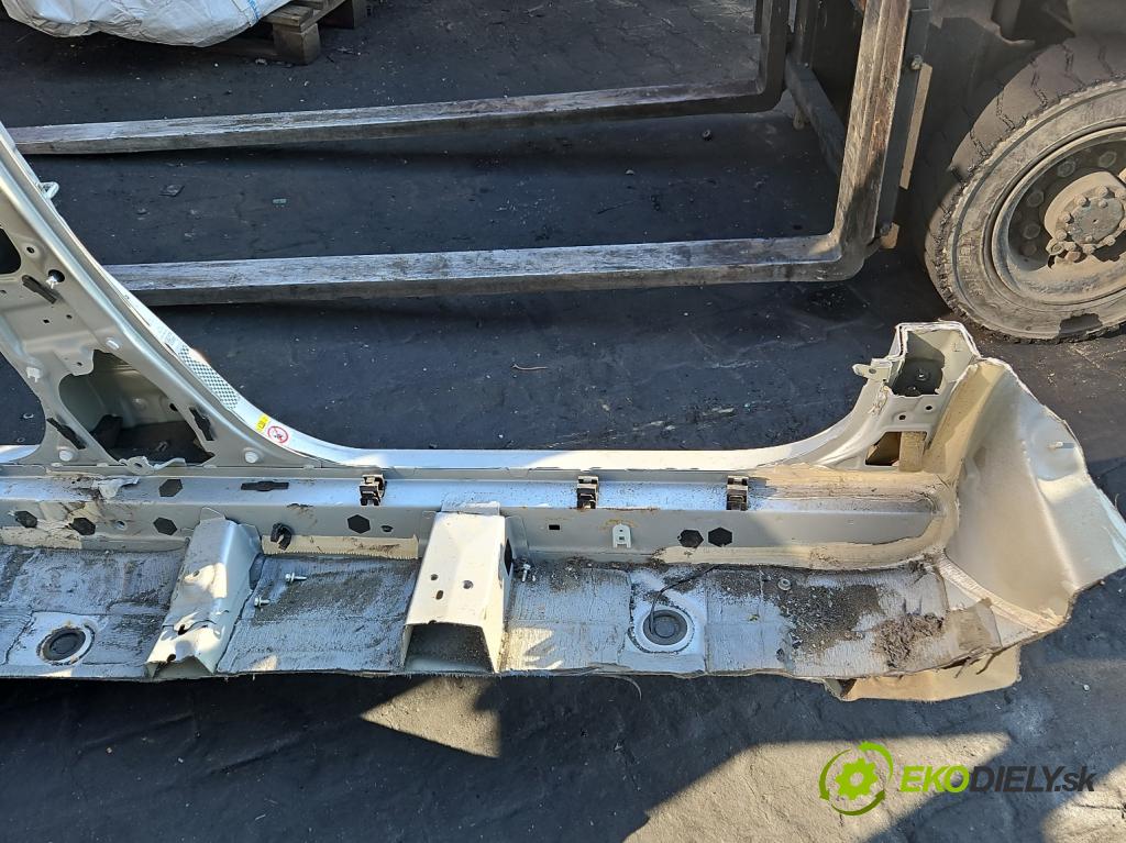 Toyota Auris II 2012-2018 1.6 16V 132 hp manual 97 kW 1598 cm3 5- práh levý  (Karoserie ostatní)