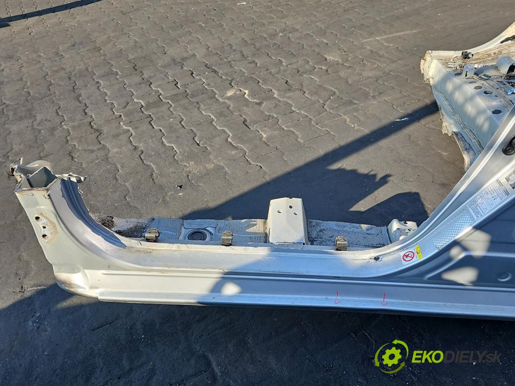 Toyota Auris II 2012-2018 1.6 16V 132 hp manual 97 kW 1598 cm3 5- práh levý  (Karoserie ostatní)