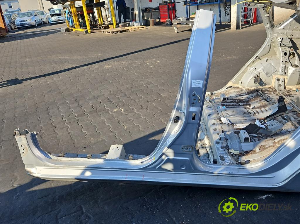 Toyota Auris II 2012-2018 1.6 16V 132 hp manual 97 kW 1598 cm3 5- práh levý  (Karoserie ostatní)