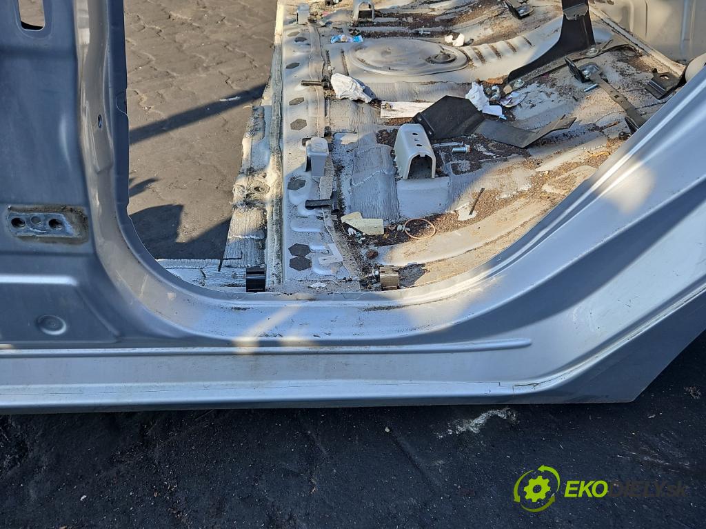 Toyota Auris II 2012-2018 1.6 16V 132 hp manual 97 kW 1598 cm3 5- práh levý  (Karoserie ostatní)