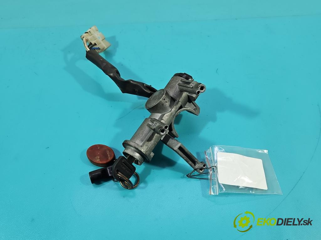 Toyota Auris II 2012-2018 1.6 16V 132 HP manual 97 kW 1598 cm3 5- clona pravé TG11E01001