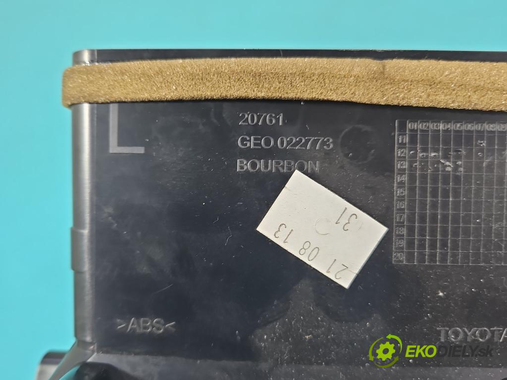 Toyota Auris II 2012-2018 1.6 16V 132  HP manual 97 kW 1598 cm3 5- Mřížka: kúrenia stredová 55670-02400 (Mriežka kúrenia (fukár))