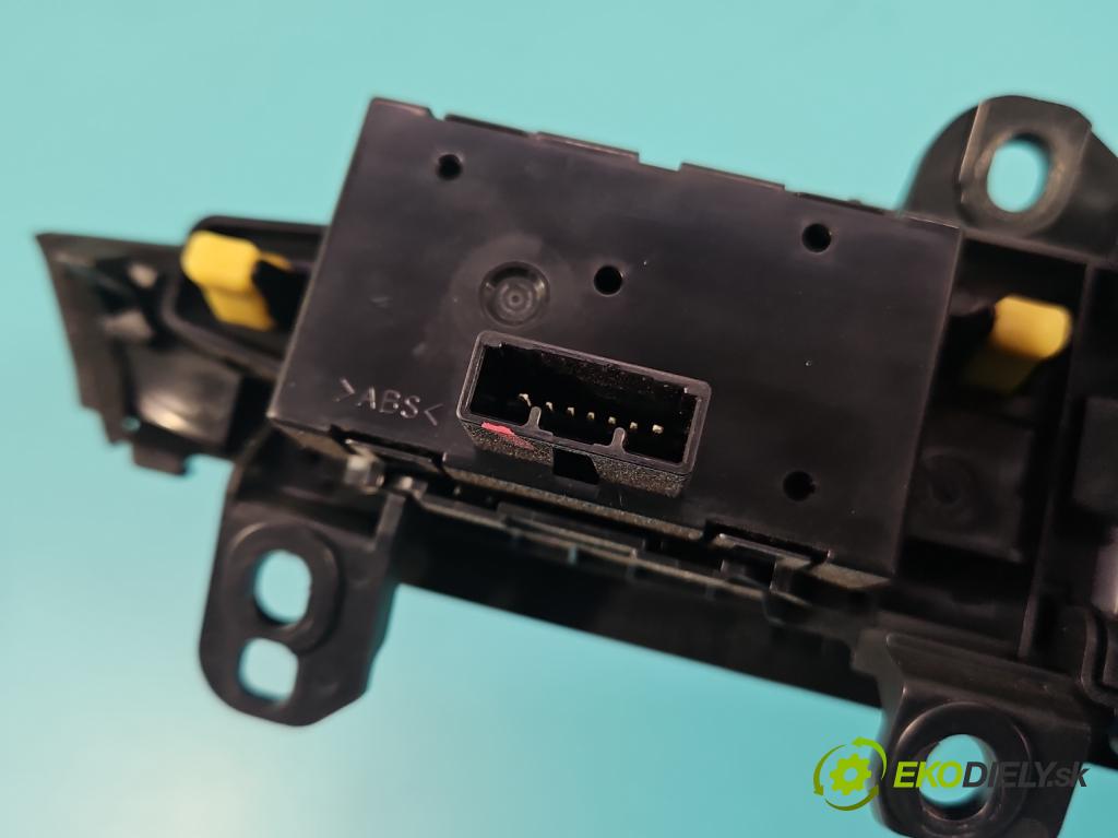 Toyota Auris II 2012-2018 1.6 16V 132  HP manual 97 kW 1598 cm3 5- Mřížka: kúrenia stredová 55670-02400 (Mriežka kúrenia (fukár))