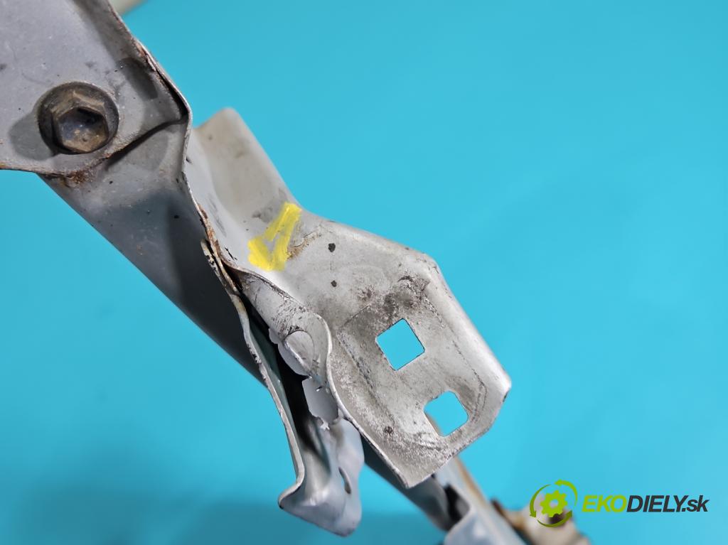 Toyota Auris II 2012-2018 1.6 16V 132 hp manual 97 kW 1598 cm3 5- stěna přední  (Výztuhy přední)