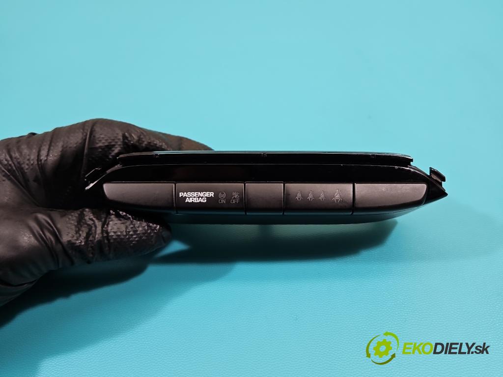 Hyundai i20 II 2014 -2020 1.2 16V 84KM manual 61,8 kW 1248 cm3 5- Zobrazit: 93700-C8030 (Prístrojová doska)