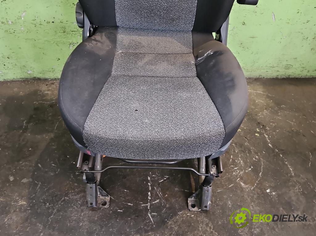 Fiat Ducato IV 2014- 2.3 jtd 177 HP manual 130 kW 2287 cm3 5- Sedačka pravý  (Sedadlo)