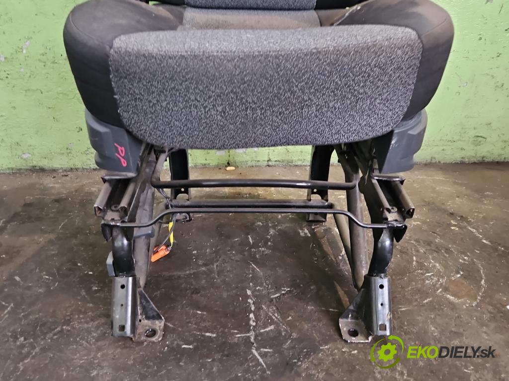 Fiat Ducato IV 2014- 2.3 jtd 177 HP manual 130 kW 2287 cm3 5- Sedačka pravý  (Sedadlo)