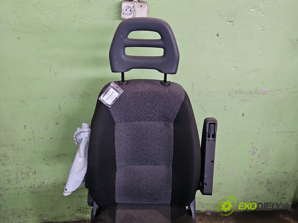 Fiat Ducato IV 2014- 2.3 jtd 177 HP manual 130 kW 2287 cm3 5- Sedačka pravý  (Sedadlo)