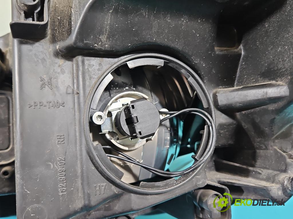 Opel Astra IV 2009-2015 2.0 cdti 165 HP automatic 121 kW 1956 cm3 5- Reflektor: pravý 13365291 (Svetlo predné pravé)