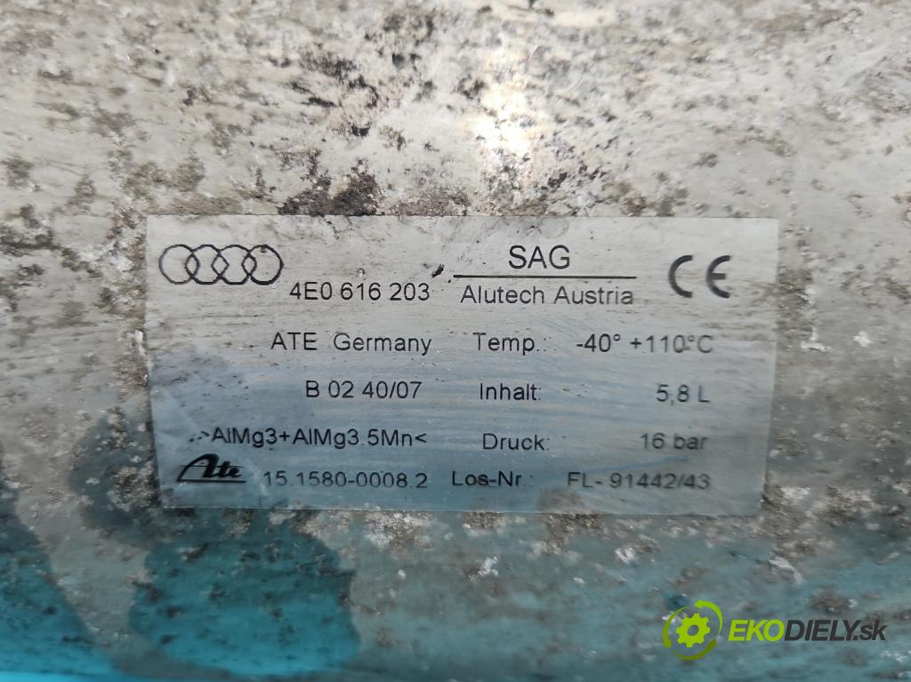 Audi A8 D3 2002-2009 3.0 tdi 211KM automatic 155 kW 2967 cm3 4- Nádrž: vzduchu 4E0616203 (Obal vzduchového filtra)