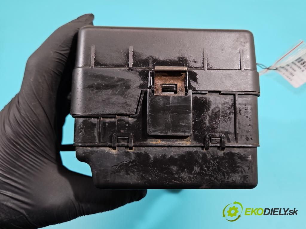 Hyundai Terracan 2.9 CRDi 163 hp manual 120 kW 2902 cm3 5- skříňka pojistková 1108053 (Pojistková skříňka)