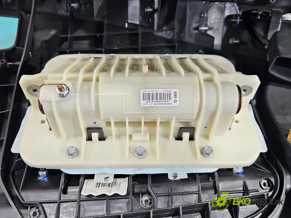 Renault Megane III 2008-2016 1.9 dci 131 hp manual 96 kW 1870 cm3 5- kokpit,přistrojova deska