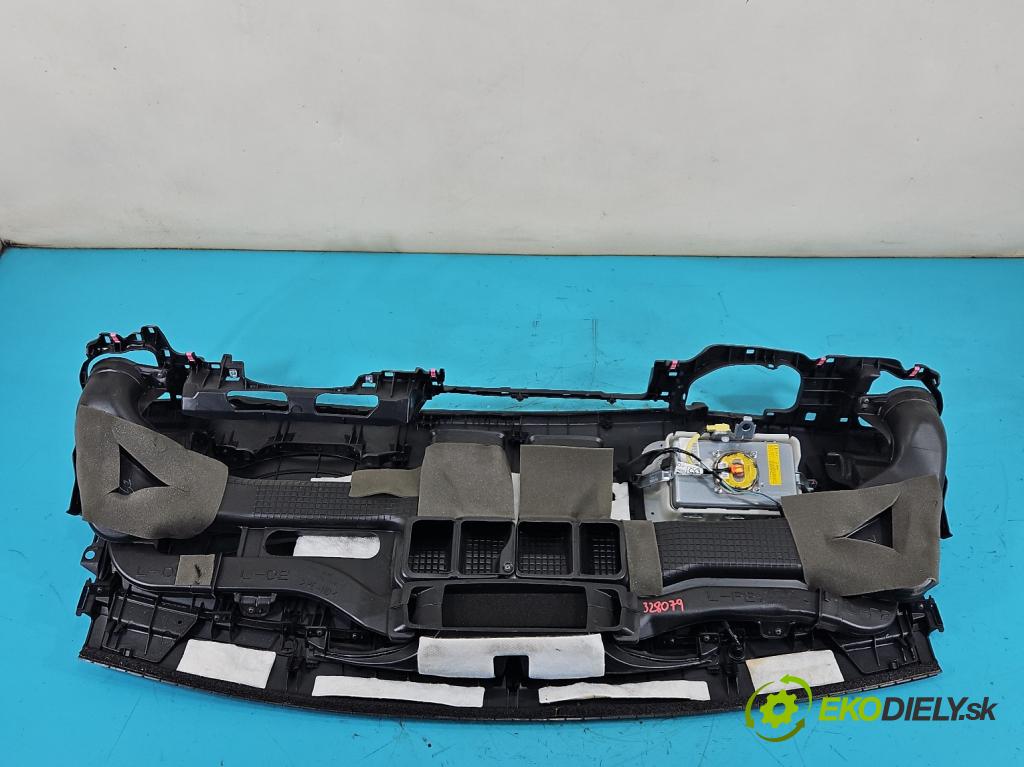 Toyota Auris II 2012-2018 1.6 16V 132 hp manual 97 kW 1598 cm3 5- kokpit,přistrojova deska