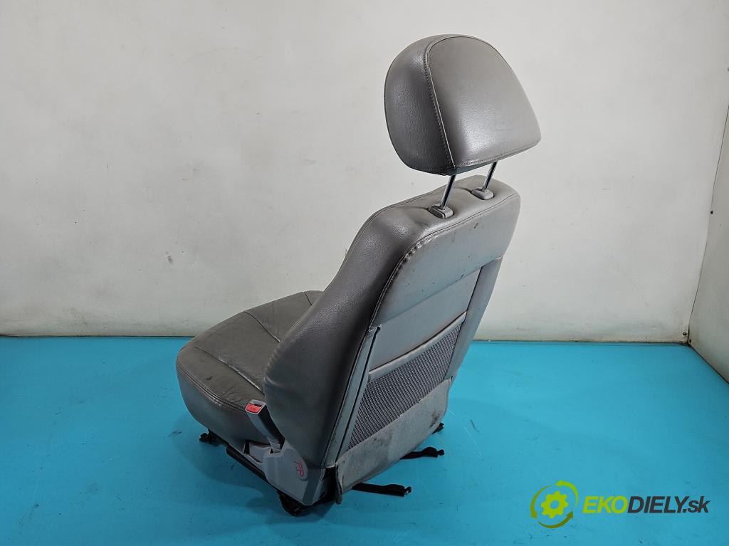 Hyundai Terracan 2.9 CRDi 163 HP manual 120 kW 2902 cm3 5- Sedačka pravý  (Sedadlo)