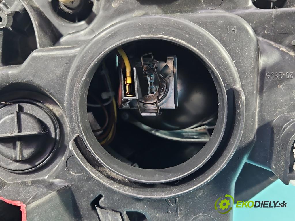 Renault Captur I 2013-2019 0.9 Tce 90 HP manual 66 kW 898 cm3 5- Reflektor: pravý 260100855R (Svetlo predné pravé)