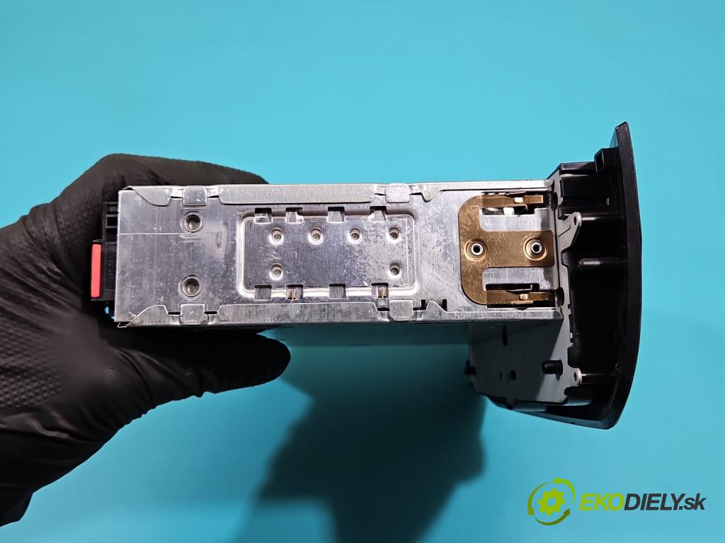 Fiat Punto EVO 09-12 1.4 77 HP manual 57 kW 1368 cm3 5- Radio originál 7355014090