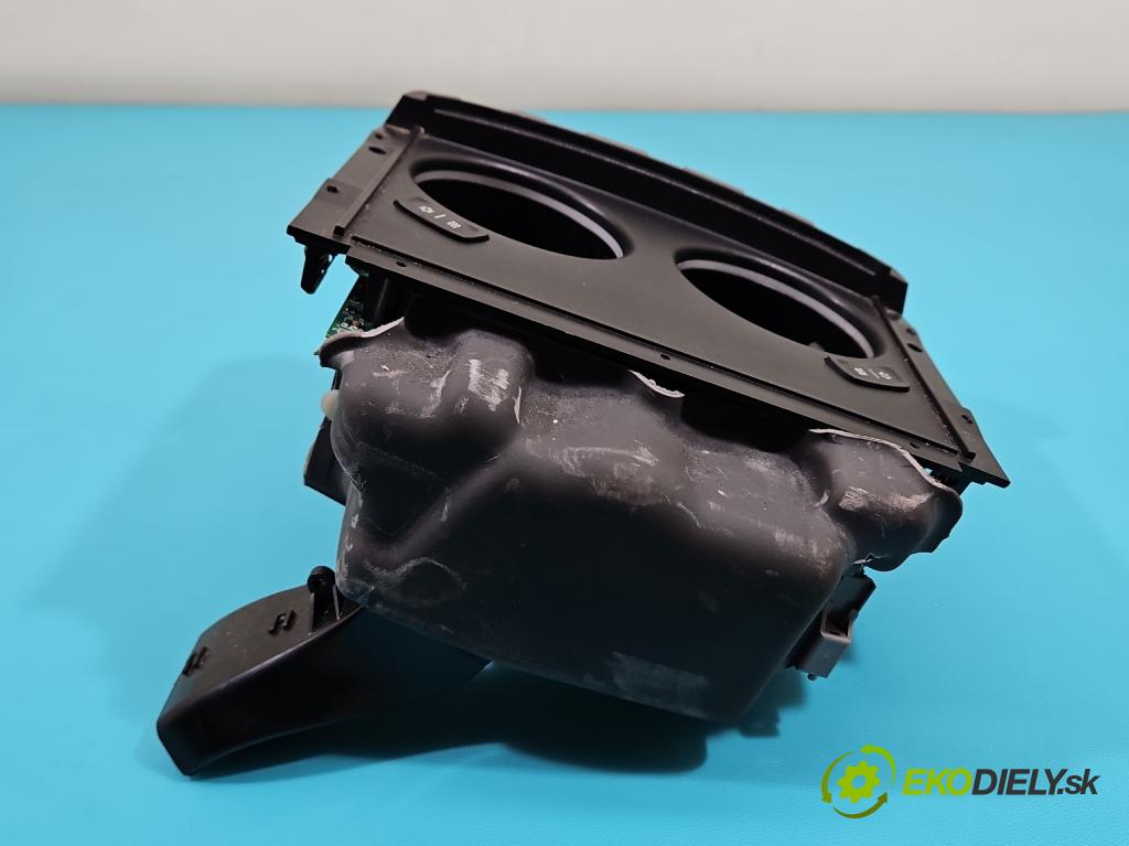 Lancia Thema II 2011-2014 3.0 CRD 239KM automatic 176 kW 2987 cm3 4- Rukojeť: na nápoje: 1PB67DX9AC (Držiak (úchyt) na nápoje)