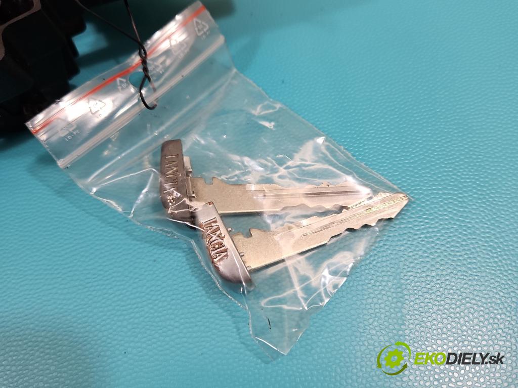 Lancia Thema II 2011-2014 3.0 CRD 239KM automatic 176 kW 2987 cm3 4- rukoväť predné ľavé mimo: 4582-1000 (Kľučka dverí vonkajšia predná ľavá)