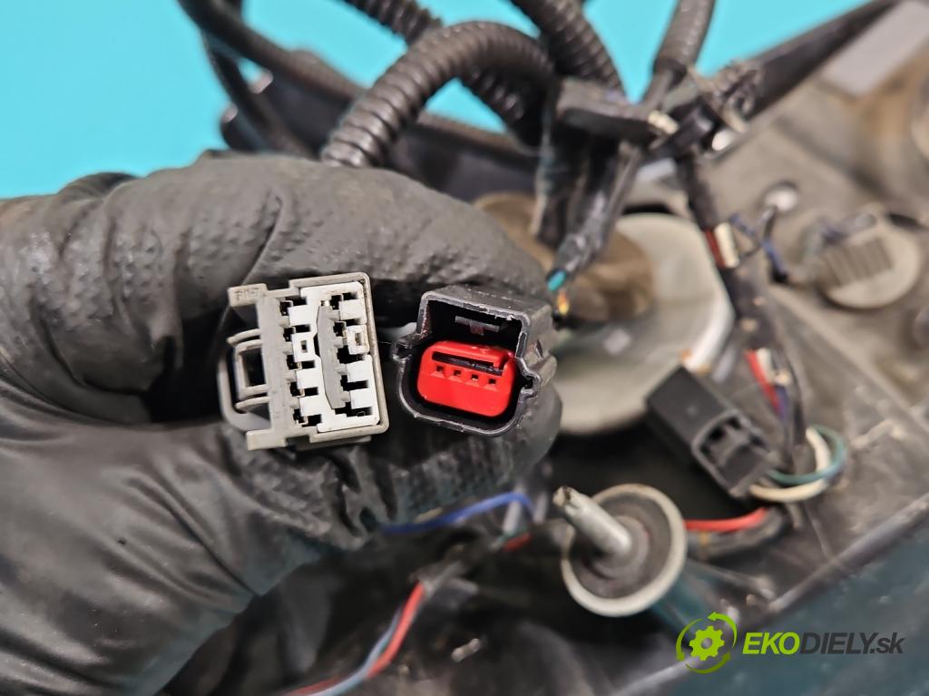 Ford Mustang V 2004-2014 3.7 V6 automatic 227 kW 3731 cm3 2- svetlo / reflektor zadné pravé AR33-13B504-AG (Kľučka dverí ostatné)