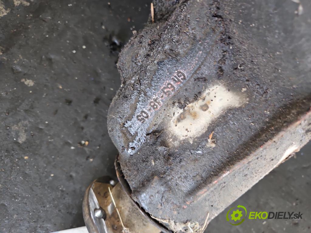 Polonez Caro / Atu 1.6 77 HP manual 57 kW 1598 cm3 4- Most: zadní: