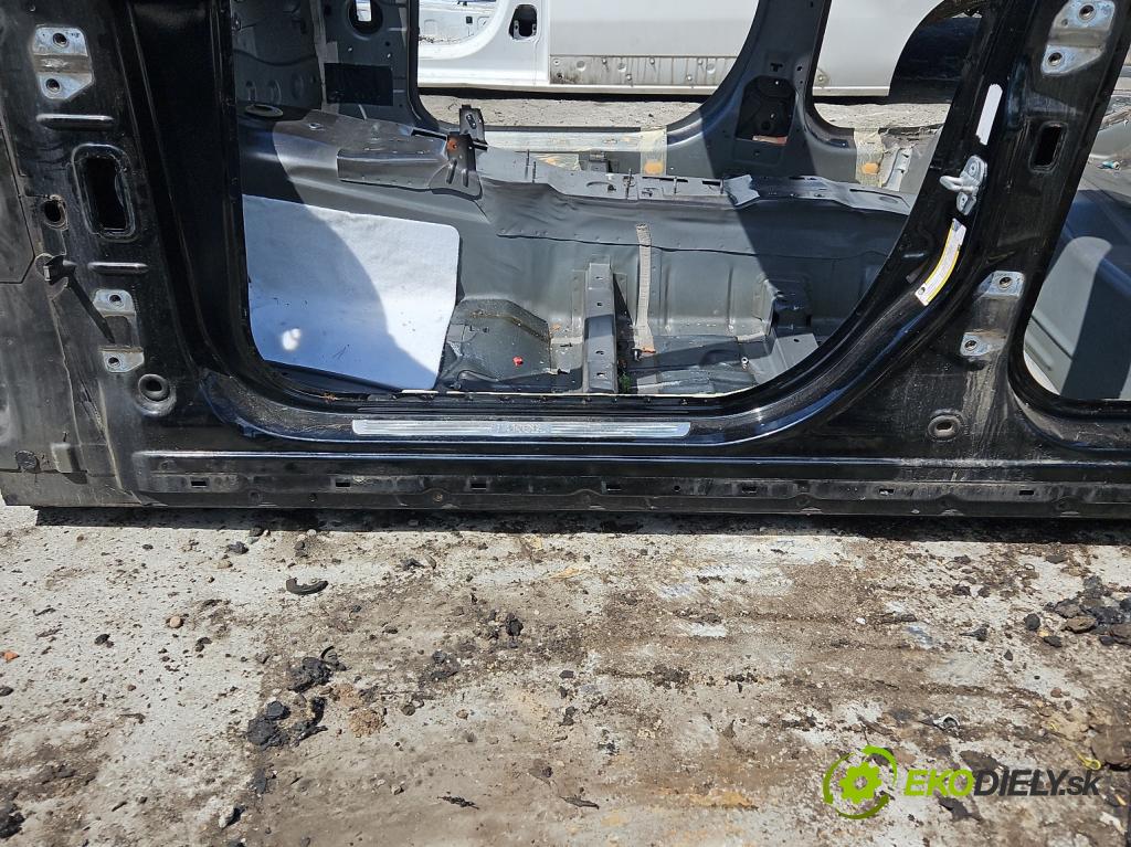 Lancia Thema II 2011-2014 3.0 CRD 239KM automatic 176 kW 2987 cm3 4- práh levý  (Karoserie ostatní)