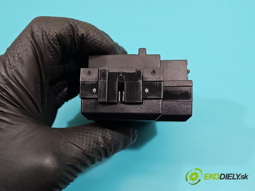 Audi A5 8T 2007-2016 2.0 TFSI 211KM manual 155 kW 1984 cm3 5- Spínačka 8K0909131D (Spínacia skrinka)