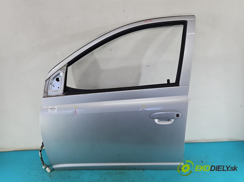Toyota Yaris I 1999-2005 1.0 vvti 68 hp manual 50 kW 998 cm3 5- dveře přední levé  (Klika dveří ostatní)