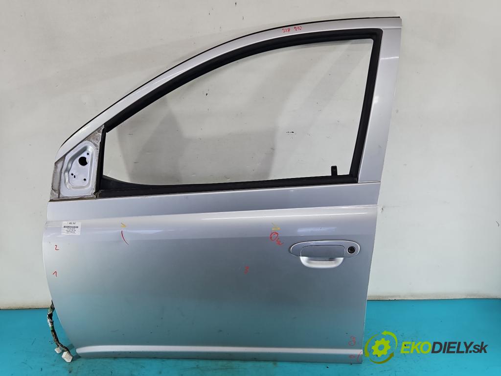 Toyota Yaris I 1999-2005 1.0 vvti 68 hp manual 50 kW 998 cm3 5- dveře přední levé  (Klika dveří ostatní)