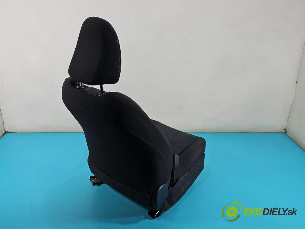 Toyota Yaris III 2011-2020 1.4 D4D 90 hp manual 66 kW 1364 cm3 5- Sedadlo levý  (Sedačky, sedadla)