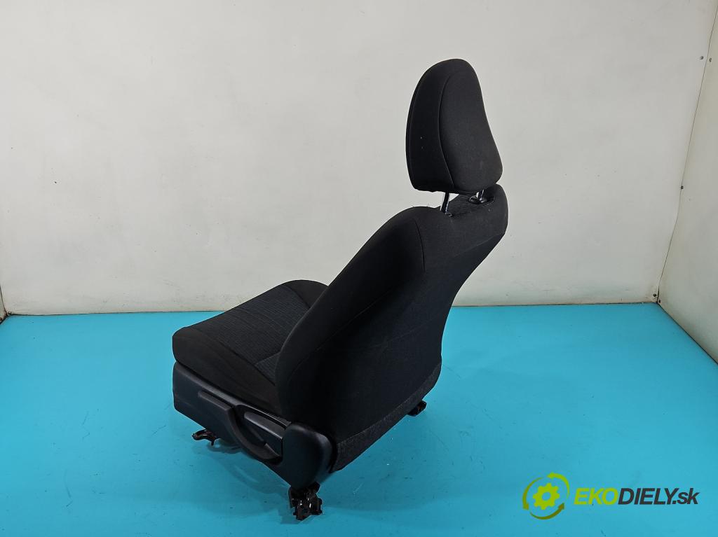 Toyota Yaris III 2011-2020 1.4 D4D 90 hp manual 66 kW 1364 cm3 5- Sedadlo levý  (Sedačky, sedadla)