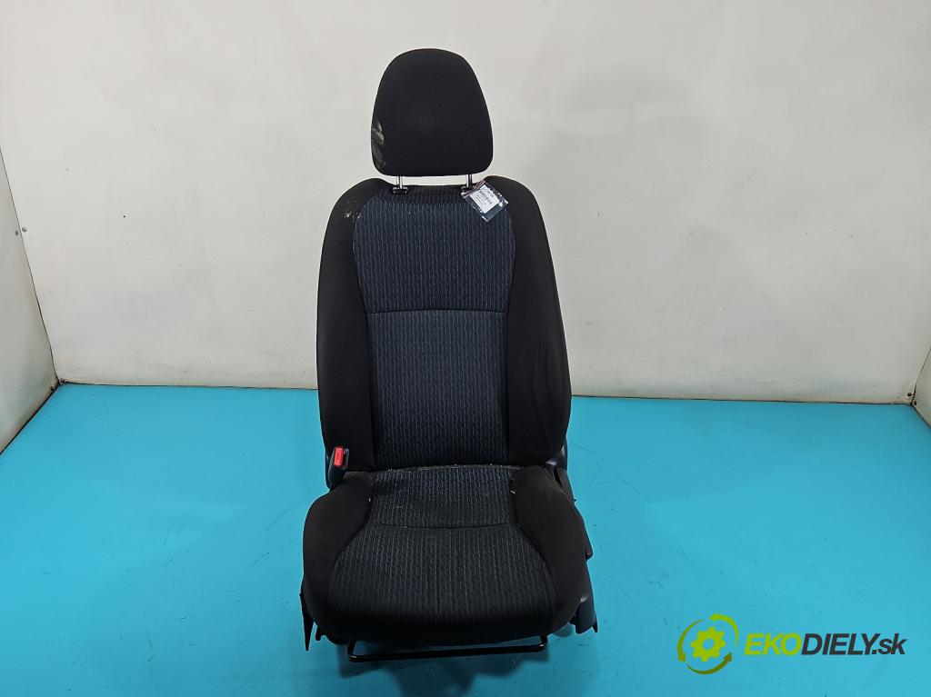 Toyota Yaris III 2011-2020 1.4 D4D 90 hp manual 66 kW 1364 cm3 5- Sedadlo levý  (Sedačky, sedadla)