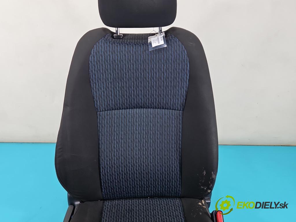 Toyota Yaris III 2011-2020 1.4 D4D 90 hp manual 66 kW 1364 cm3 5- Sedadlo pravý  (Sedačky, sedadla)