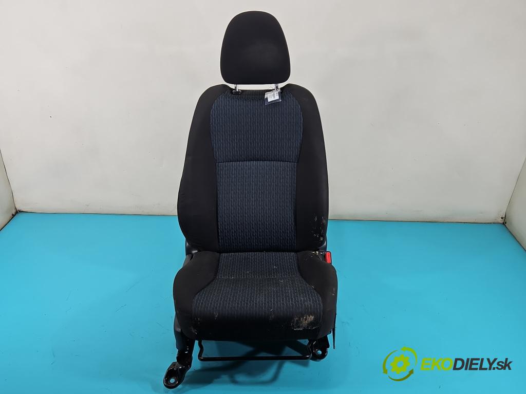 Toyota Yaris III 2011-2020 1.4 D4D 90 hp manual 66 kW 1364 cm3 5- Sedadlo pravý  (Sedačky, sedadla)