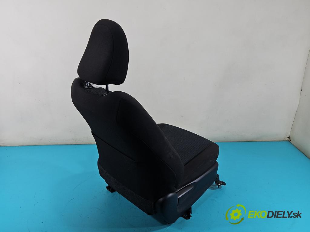 Toyota Yaris III 2011-2020 1.4 D4D 90 hp manual 66 kW 1364 cm3 5- Sedadlo pravý  (Sedačky, sedadla)