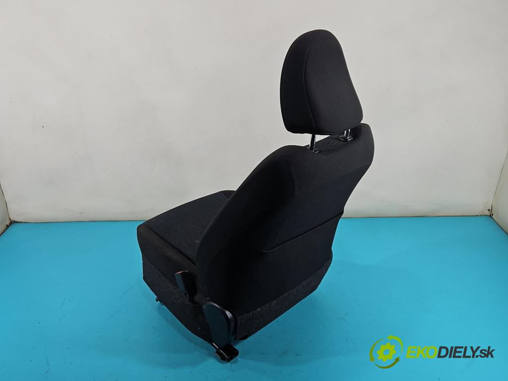 Toyota Yaris III 2011-2020 1.4 D4D 90 hp manual 66 kW 1364 cm3 5- Sedadlo pravý  (Sedačky, sedadla)