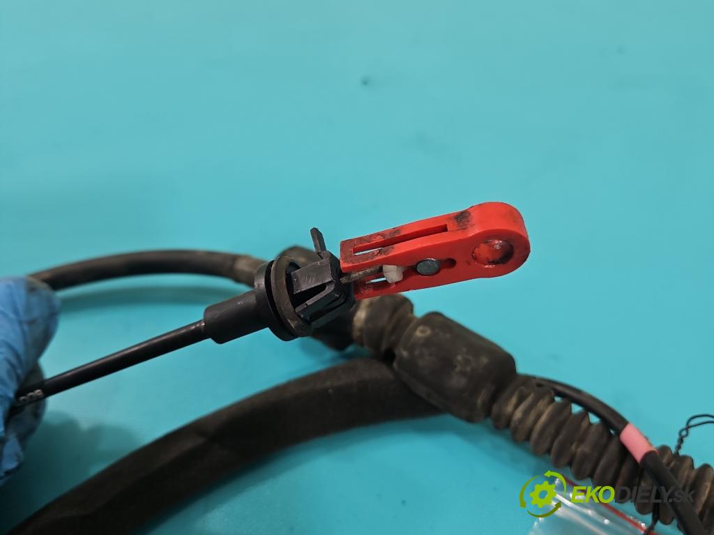 Mitsubishi Grandis 2.4 16V 165 HP automatic 121 kW 2378 cm3 5- Páka: Změny: stupeň,rýchlosť MN107774-01 (Rýchlostná páka (kulisa))