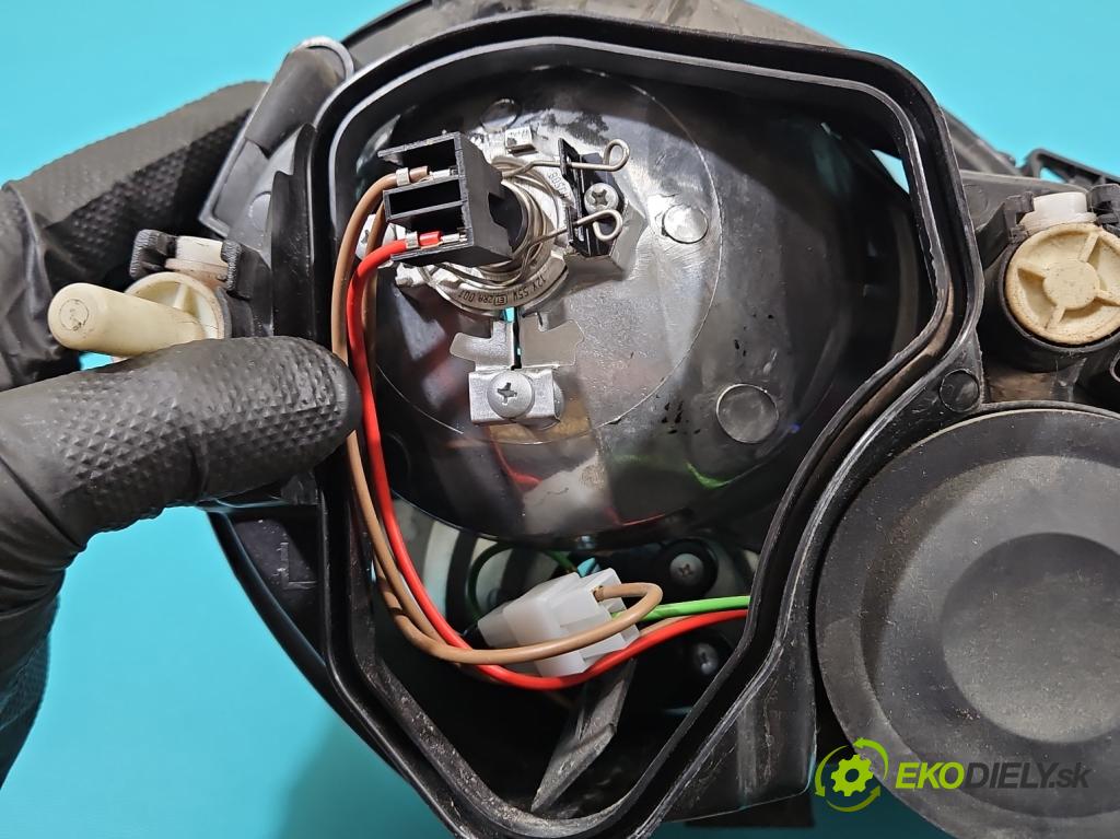 Vw Polo IV 9N 2001-2009 1.9 sdi 64 HP manual 47 kW 1896 cm3 5- Reflektor: pravý  (Svetlo predné pravé)