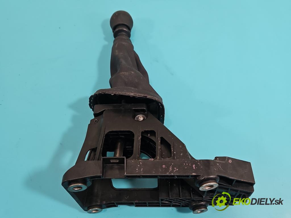 Toyota Yaris III 2011-2020 1.4 D4D 90 HP manual 66 kW 1364 cm3 5- Páka: Změny: stupeň,rýchlosť 94521-AC (Rýchlostná páka (kulisa))