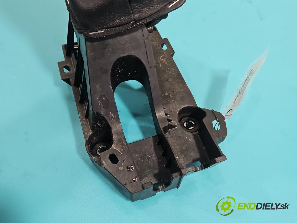 Toyota Yaris III 2011-2020 1.4 D4D 90 HP manual 66 kW 1364 cm3 5- Páka: Změny: stupeň,rýchlosť 94521-AC (Rýchlostná páka (kulisa))