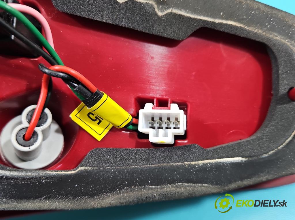 Hyundai Tucson III 2015-2020 1.7 crdi 141 hp automatic 104 kW 1685 cm3 5- světlo zadní pravé  (Klika dveří ostatní)